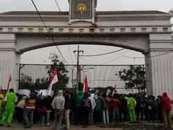 Akses Ditutup, Buruh Pabrik Kayu Unjuk Rasa di Depan AAL