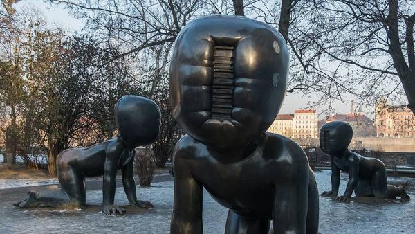 Foto: Patung Bayi yang Nggak Ada Lucu-lucunya