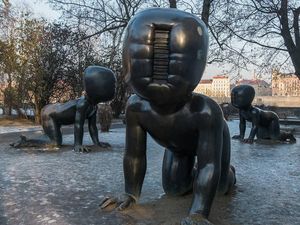 Foto: Patung Bayi yang Nggak Ada Lucu-lucunya