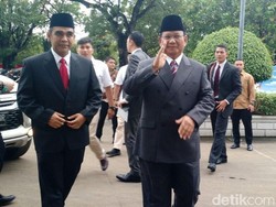 Obrolan Penuh Tawa Jokowi dan Prabowo Usai Anies-Sandi Dilantik