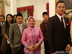 Gaya Gentleman AHY Berbalut Jas Pinstripes di Pelantikan Gubernur DKI