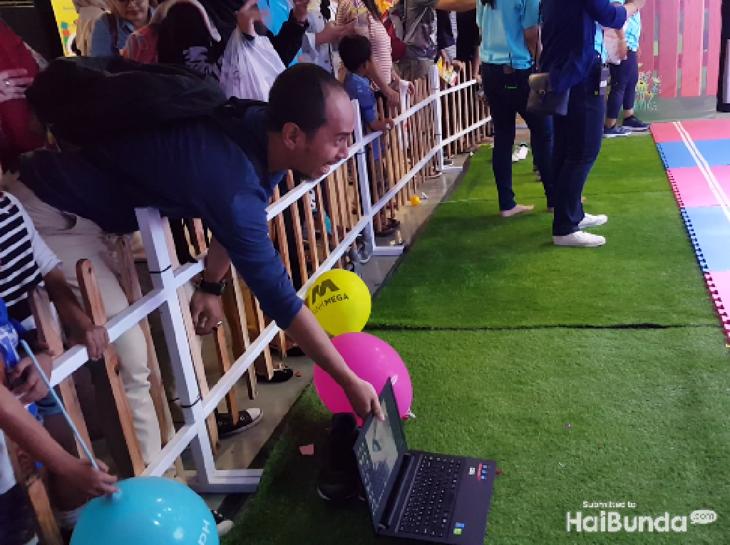 Kocak! Laptop pun Jadi Pancingan agar Bayi Mau Merangkak Kocak! Laptop pun Jadi Pancingan agar Bayi Mau Merangkak