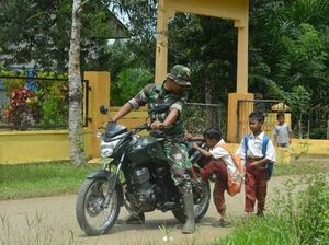 Kisah Prajurit TNI yang Antar Pulang Siswa SD di Daerah Pedalaman