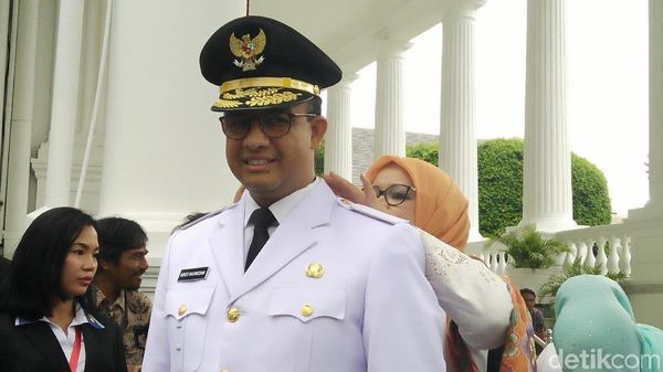 Foto: Momen Istri Anies Rapikan Kerah Baju Sang Suami