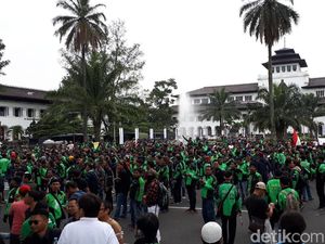 Sopir Ojek dan Taksi Online Kepung Gedung Sate Bandung Sopir Ojek dan Taksi Online Kepung Gedung Sate Bandung