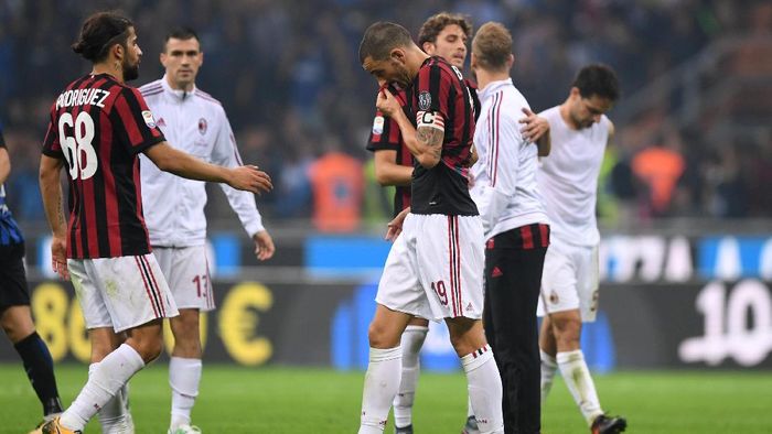 Para pemain AC Milan tertunduk lesu usai kalah dari Inter Milan di laga derby (Alberto Lingria/Reuters) Para pemain AC Milan tertunduk lesu usai kalah dari Inter Milan di laga derby (Alberto Lingria/Reuters)