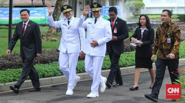 Gubernur Jakarta Anies Baswedan dan Wakil Gubernur Jakarta Sandiaga Uno saat hendak dilantik tiba di Istana Negara, Jakarta, Senin 16 Oktober 2017.