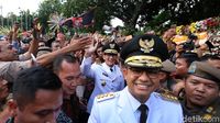 Gaya Anies-Sandi Keliling Balai Kota di Hari Pertama Kerja