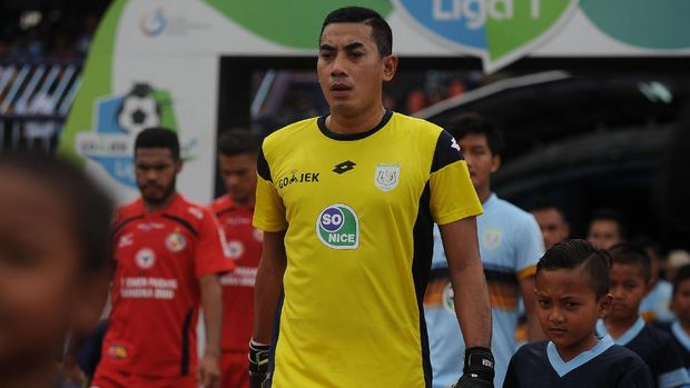 PENJAGA GAWANG PERSELA LAMONGAN Penjaga gawang Persela Lamongan Choirul Huda (tengah) memasuki lapangan sebelum pertandingan melawan Semen Padang dalam lanjutan Gojek Traveloka Liga 1 di Stadion Surajaya Lamongan, Jawa Timur, Minggu (15/10). Choirul Huda meninggal dunia setelah sempat tak sadarkan diri karena mengalami benturan atau tabrakan dengan rekan setimnya, Ramon Rodrigues. Persela Lamongan menang atas Semen Padang FC dengan skor 2-0. ANTARA FOTO/Rahbani Syahputra/aww/17.