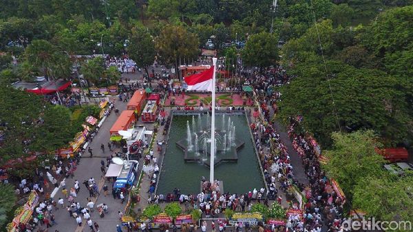 Pendukung Anies-Sandi di Balai Kota Difoto dari Langit