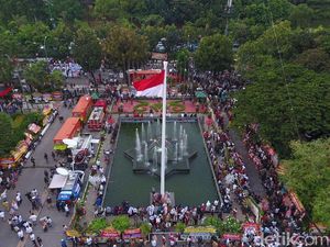 Pendukung Anies-Sandi di Balai Kota Difoto dari Langit Pendukung Anies-Sandi di Balai Kota Difoto dari Langit