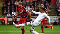 Martin Olsson (bek kiri), Swansea City. Dua intersep dan dua sapuan dicatatkan Olsson dalam membantu Swansea menang 2-0 atas Huddersfield. Itu baru menjadi kemenangan kedua Swansea musim ini. (Foto: Rebecca Naden/REUTERS)