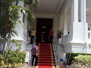 Karpet Merah Digelar di Istana Jelang Pelantikan Anies-Sandi Karpet Merah Digelar di Istana Jelang Pelantikan Anies-Sandi