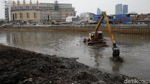 Pengerukan Endapan Lumpur di Banjir Kanal Barat