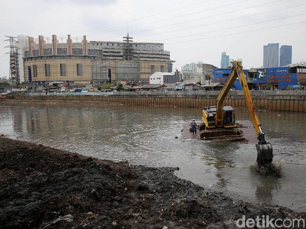 Pengerukan Endapan Lumpur di Banjir Kanal Barat