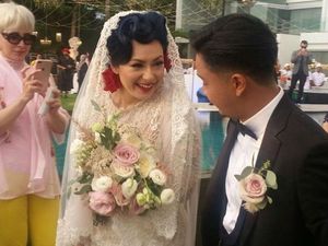 Derby Romero Tunda Bulan Madu, Kenapa?