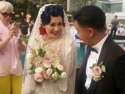 Derby Romero Tunda Bulan Madu, Kenapa?