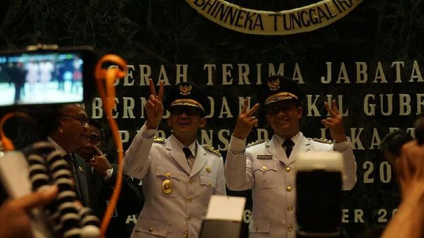 Foto: Salam 2 Jari Anies-Sandi Saat Sertijab