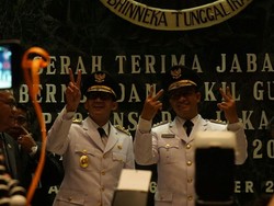 Serah-Terima Jabatan, Anies-Sandi Salam 2 Jari dan OK OCE