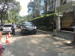 Mobil Dinas dan Patwal Tiba di Rumah Sandiaga