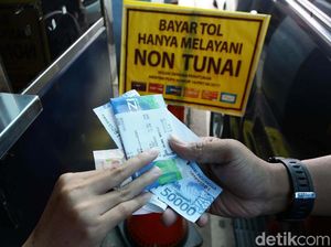 Masih Ada Orang yang Bayar Tol Pakai Uang Tunai Masih Ada Orang yang Bayar Tol Pakai Uang Tunai