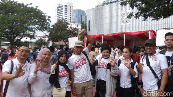 Foto: Pendukung Anies-Sandi Mulai Datang ke Balai Kota