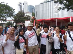 Foto: Pendukung Anies-Sandi Mulai Datang ke Balai Kota Foto: Pendukung Anies-Sandi Mulai Datang ke Balai Kota