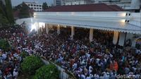 Dari Udara, Begini Suasana Penyambutan Anies-Sandi di Balai Kota