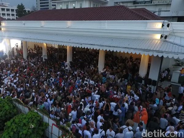 Dari Udara, Begini Suasana Penyambutan Anies-Sandi di Balai Kota