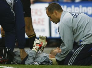 Sederet Aksi Penyelamatan Nyawa di Lapangan Hijau Sederet Aksi Penyelamatan Nyawa di Lapangan Hijau