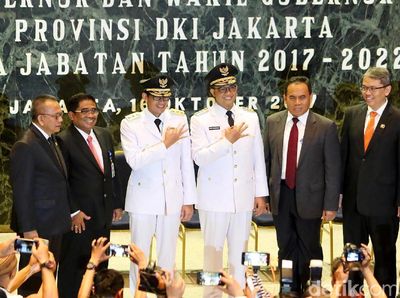Salam Tiga Jari Khas Anies-Sandi Usai Sertijab