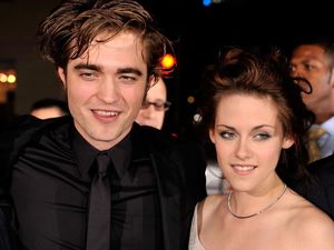 Sudah Mantan, Kristen Stewart Datang Tiba-tiba ke Pesta Ultah Robert Pattinson