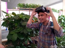 Serunya Warga Jajal Kacamata Virtual Reality di Balai Kota DKI