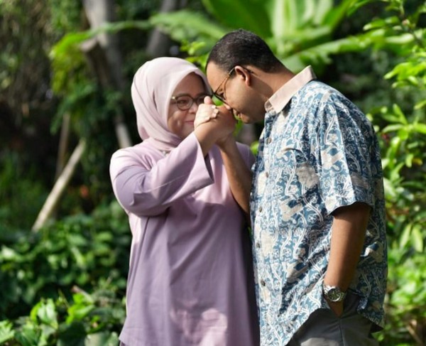 Happy is the man who finds a true friend, and far happier is he who finds that true friend in his wife, tulis Anies mengutip Franz Schubert saat ritual meminta restu dari sang istri. Foto: Instagram Anies-Sandi