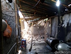 Crane Timpa Rumah di Solo, Warga: Sudah Miring Selama Dua Hari