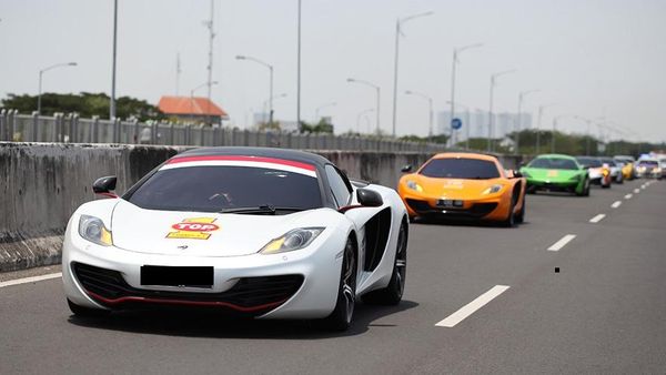 Para Pecinta McLaren Jajal Tol Surabaya