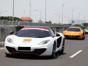 Para Pecinta McLaren Jajal Tol Surabaya