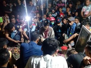 Choirul Huda Dimakamkan, Manajer Persela: Kami Terpukul Choirul Huda Dimakamkan, Manajer Persela: Kami Terpukul