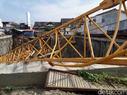 Sebuah Rumah di Solo Tertimpa Crane Pembangunan Hotel