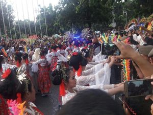 Tanjidor dan Tari Lenggok Meriahkan Kedatangan Anies-Sandi Tanjidor dan Tari Lenggok Meriahkan Kedatangan Anies-Sandi