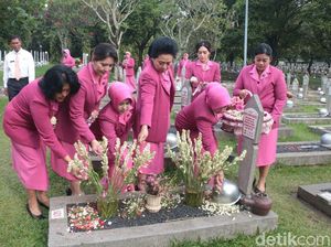 Ketua Umum Bhayangkari Ziarah di Taman Makam Pahlawan