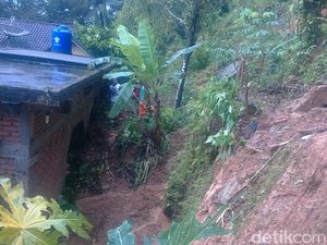 Ratusan Rumah di Trenggalek Rusak Tertimpa Longsor