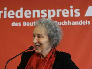 Margaret Atwood Bocorkan Sampul Buku Puisi Dearly