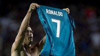 Salah satu momen paling ikonik Ronaldo musim ini. Dia memamerkan jerseynya usai bikin gol di Camp Nou. Perayaan ini meniru yang dilakukan Lionel Messi di Santiago Bernabeu beberapa bulan sebelumnya (AFP PHOTO / STRINGER)