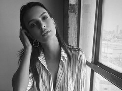 Emily Ratajkowski Perdana Tulis Buku soal Tubuh Perempuan