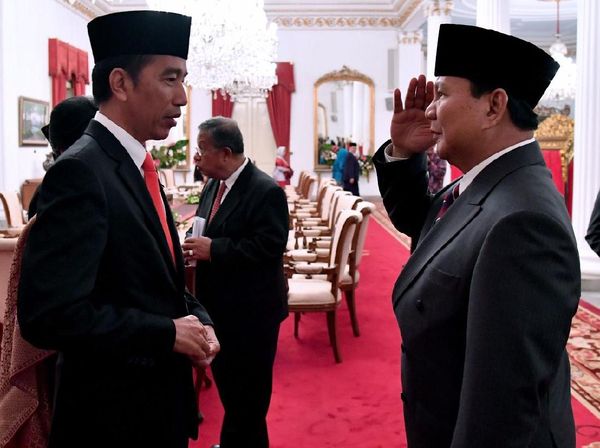 Momen Prabowo Hormat ke Jokowi Usai Pelantikan Anies-Sandi