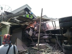 Sopir Alami Serangan Jantung, Truk Tangki Tabrak Rumah