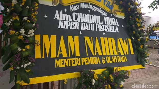 Karangan Bunga untuk Kiper Persela Choirul Huda