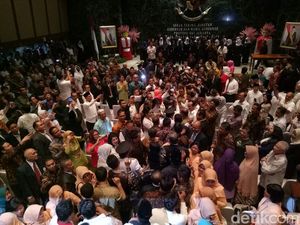 Tiba di Balai Agung, Anies-Sandi Disambut Tepuk Tangan PNS DKI Tiba di Balai Agung, Anies-Sandi Disambut Tepuk Tangan PNS DKI