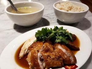 Sedap! Nasi Hainan dengan Berbagai Pilihan Ayam Sedap! Nasi Hainan dengan Berbagai Pilihan Ayam